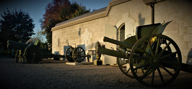 Museo Delle Forze Armate 1914-1945 - L'oggetto del giorno… Oggi presentiamo  un oggetto tanto curioso nella forma quanto terribile nello scopo d'uso:  una noccoliera (chiamata anche volgarmente pugno di ferro o tirapugni)